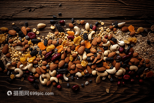 木桌上的干果